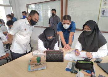 RADZI Jidin (dua kanan) bertanyakan sesuatu kepada pelajar ketika melawat sebuah kelas selepas merasmikan Akedemi Sains Pendang di Pendang hari ini. - UTUSAN/ZAID MOHD. NOOR