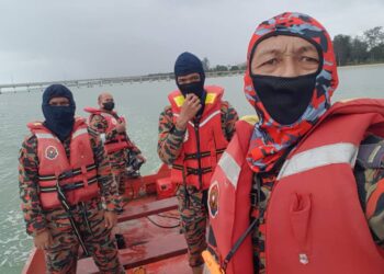PASUKAN bomba meneruskan operasi mencari kanak-kanak hilang yang dipercayai dibaham buaya di Kampung Sinakut, Felda Sahabat 16 di Lahad Datu hari ini.