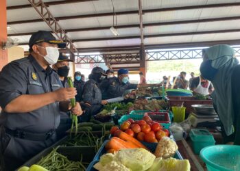 SHAMSUL Nizam Khalil (kiri) melakukan pemantauan harga sayuran dan barangan mentah di Pasar Awam Jitra, Kubang Pasu hari ini.