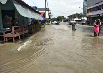 PEKAN Benut antara kawasan yang turut dilanda fenomena air pasang besar pada pagi tadi di Pontian, Johor. - UTUSAN/MUHAMMAD ZIKRI