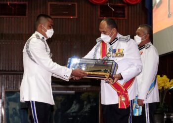 MIOR Faridalathrash Wahid (kanan) menyampaikan Anugerah Pelatih Terbaik Keseluruhan kepada Zufayri Mohd Zulkifli pada Majlis Tamat Latihan dan Penyampaian Sijil Pelantikan Pegawai Kor Suksis UPSI 2021 di SITC di Tanjung Malim hari ini. - UTUSAN/ZULFACHRI ZULKIFLI