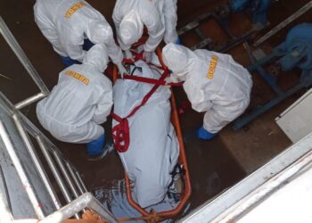 ANGGOTA bomba mengeluarkan mangsa yang ditemukan mati di dalam lubang rumah pam di Taman Tema Air Carnibal, Kelab Cinta Sayang, Sungai Petani hari ini.