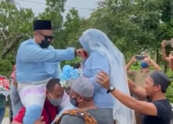 TANGKAP layar rakaman video kedua-dua mempelai didukung untuk dibawa ke tempat persandingan baru-baru ini.