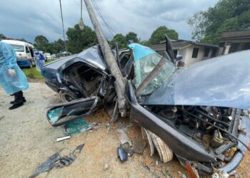 KEADAAN Proton Wira dipandu Muhammad Sharil Naim Zulkefli, 20, selepas melanggar tiang elektrik di Kilometer 70, Jalan Kuala Terengganu-Kota Bharu di Kampung Banggol di Setiu, hari ini.
