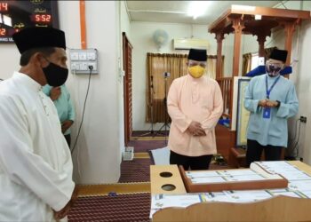TUANKU SYED FAIZUDDIN PUTRA JAMALULLAIL (tengah) berkenan berangkat menghadiri kempen kesedaran Hari AIDS Sedunia di Masjid Darul Ulum, Wang Ulu, Kangar, Perlis, semalam.- UTUSAN