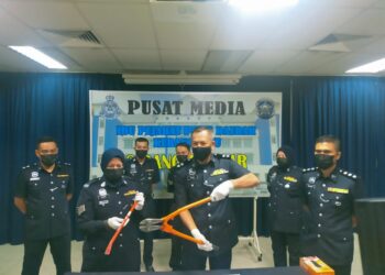 RODZI  Abu Hassan menunjukkan pemotong besi dan kuku kambing digunakan oleh Geng 'Man Muncung' untuk melakukan kegiatan pecah kedai di IPD Kubang Pasu hari ini. - UTUSAN/MOHD. RAFIE AZMI