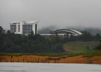 HOTEL lapan tingkat di Pulau Poh, Tasik Kenyir dijangka beroperasi Jun 2022. - PUQTRA HAIRRY ROSLI