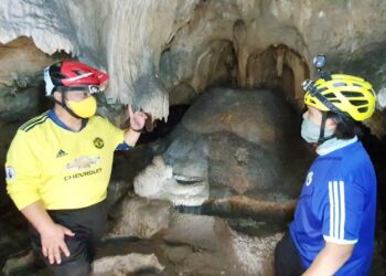 TUANKU SYED FAIZUDDIN PUTRA JAMALULLAIL (kiri) berkenan berangkat meninjau Gua Bukit Ngulang, Kangar, Perlis, semalam.- UTUSAN