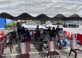 ORANG ramai menunggu giliran untuk membayar saman trafik di Kaunter Trafik IPD Manjung, Perak pada Jumaat lalu.