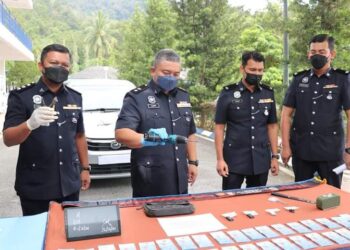 ZAIHAM Mohd. Kahar (dua dari kiri) bersama tiga pegawai menunjukkan hasil rampasan barang curi di premis dan kenderaan kawasan Genting Highlands di Ibu Pejabat Polis Daerah Bentong di Bentong, Pahang.