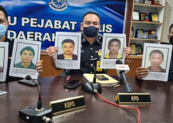 BATHOLOMEW Ak Umpit (tengah) menunjukkan gambar suspek yang meloloskan diri dari Pusat Pemulihan Penagihan Narkotik (Puspen) Papar hari ini.