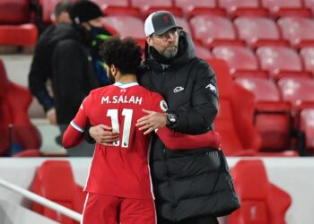 JURGEN KLOPP (kanan) meminta peminat supaya bersabar tatkala Liverpool berusaha memeterai perjanjian untuk mengekalkan Mohamed Salah di Anfield.- AFP