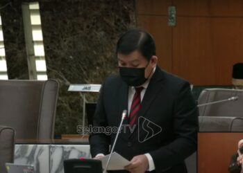 HEE Loy Sian menjawab pertanyaan Elizabeth Wong Keat Ping mengenai perkampungan Orang Asli di Selangor di Bangunan Annex, Bangunan SUK, Shah  Alam, Selangor hari ini. - GAMBAR SELANGOR TV