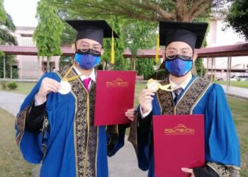 YIP Kin Fei (kanan) bersama kembarnya, Kin Heng merupakan antara 23 graduan OKU pendengaran yang berjaya memperoleh Sijil.Kemahiran Penyenggaraan Mekanikal pada Majlis Konvokesyen PSA Ke-22 di Shah Alam, Selangor semalam.