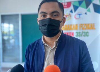 MUHAMAD AKMAL Saleh bercakap kepada pemberita ketika ditemui di Wisma Persekutuan, Ayer Keroh, Melaka. - UTUSAN/DIYANATUL ATIQAH ZAKARYA