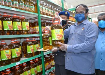 S. VEERAPAN mengadakan tinjauan pemantauan harga barangan sempena Pelaksanaan Skim Harga Maksimum Keluarga Malaysia di sebuah pasar raya di Seremban hari ini. - UTUSAN/ZAKKINA WATI AHMAD TARMIZI