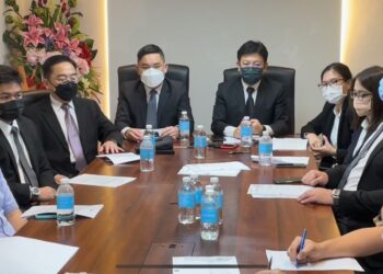 ADDAM Johanson Jeremy Shayne (dari kiri), Ivan Alexander Ong, George Lo (counsel), Clement Wong, Simon Siah, Then Siaw Lian dan Avril Clarice Chin mengenai semakan kehakiman undi 18 tahun ke Mahkamah Tinggi Kuching.