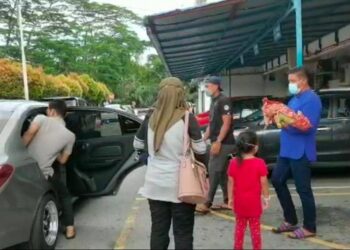 AHLI keluarga memegang jenazah bayi perempuan berusia empat bulan, Luna Aralyn Amar Ridhwan untuk dikebumikan di Tanah Perkuburan Felda Lui Muda di Jempol, semalam. - UTUSAN/NOR SHAFAWATI YUP