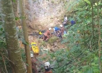 ANGGOTA bomba dan penyelamat mengusung mangsa, Razali Halimi yang terbabas ke dalam gaung dibawa naik menggunakan sistem takal tali selepas kejadian kemalangan jalan raya di kilometer 1, Jalan Tranum ke Bukit Fraser di Raub, Pahang. - GAMBAR IHSAN BALAI BOMBA DAN PENYELAMAT RAUB