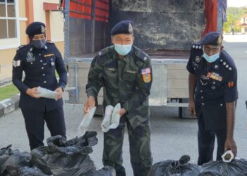 AYOB Ismail (tengah) menunjukkan sebahagian daun ketum yang dirampas di Bukit Kayu Hitam hari ini.
