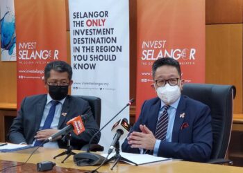 TENG Chang Khim (kanan) dan Ketua Pegawai Eksekutif (CEO) Invest Selangor, Datuk Hasan Azhari Idris dalam sidang akhbar membentangkan laporan penganjuran SIBS yang diadakan pada 18 hingga 21 November dan SAS 2021 pada 25 hingga 27 NOvember di Bilik Mesyuarat Majlis Tindakan Ekonomi Selangor di Bangunan SUK, Shah Alam, Selangor, semalam.