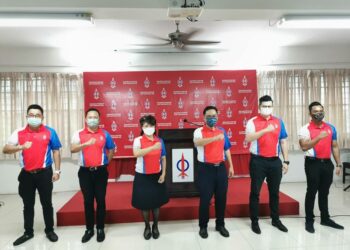 CALON Dewan Undangan Negeri (DUN) Kota Sentosa dari DAP, Michael Kong Feng Nian (dua dari kiri) dimaklumkan terdapat parti politik yang mengumpul nama dan nombor kad pengenalan serta menghulurkan wang RM50 di sekitar kawasan Kota Sentosa.