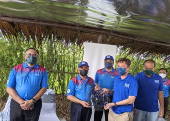 SAARANI Mohamad (dua dari kiri) menerima cenderahati selepas melawat kapal korek warisan negara Tanjung Tualang Nombor 5  atau TT5  di Tanjung Tualang hari ini. - UTUSAN/MOHAMAD HAFIZI MOHD SAID