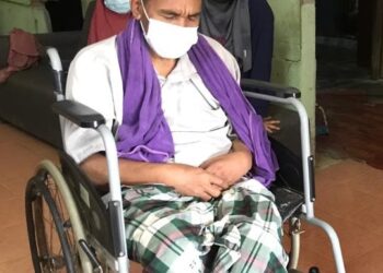 MOHD. Zamri Mat Jusoh menerima kunjungan Azlina Wahab di rumahnya di Kampung Kundur, Gua Musang, Kelantan. - UTUSAN/AIMUNI TUAN LAH