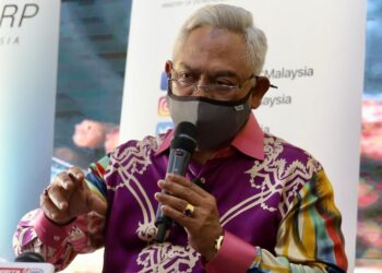 NOH Omar dalam sidang akhbar selepas merasmikan kilang Aducktive Food Sdn Bhd di Kawasan Perindustrian Kota Puteri, Rawang, Selangor pada hari ini. - UTUSAN/ZULFADHLI ZAKI