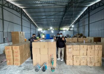 RIBUAN liter arak tiruan disimpan dalam kotak dan tong dirampas PGA dalam operasi di tiga lokasi berasingan di Muar, Johor.