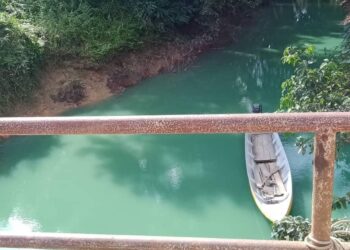 KEADAAN air Sungai Kechau Tui yang bertukar menjadi hijau sejak semalam di Lipis, Pahang.