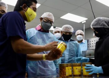 NOH Omar (tengah) diberi penerangan Pengurus Eksekutif Syarikat Aducktive Food Sdn Bhd, Anif Azami (kiri) sewaktu acara turun padang menteri MDAC di Kawasan Perindustrian Kota Puteri, Rawang, Selangor pada hari ini. - UTUSAN/ZULFADHLI ZAKI