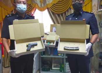 ARSHAD Abu (kiri) menunjukkan pistol mainan yang dirampas di rumah suspek di Kampung Sungai Ragok, Melaka.