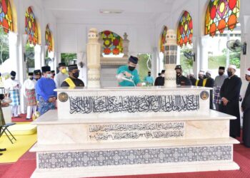 SULTAN Sharafuddin Idris Shah berkenan menyiram air di pusara makam Almarhum Sultan Salahuddin Abdul Aziz Shah di Makam Diraja Klang, Selangor, hari ini.
