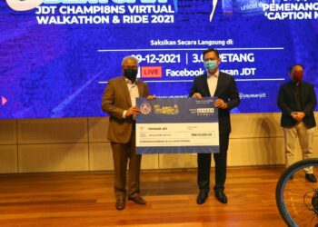 MOHD. Noorazam Osman (kiri) menerima sumbangan daripada YPJ Holdings Sdn. Bhd. pada Majlis Cabutan Bertuah Champions Virtual Walkathon and Ride 2021 di Menara MBJB, di Johor Bahru.