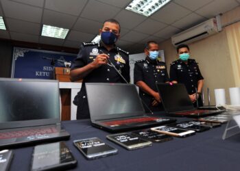 AYOB Khan Mydin Pitchay menunjukkan peralatan judi dalam talian yang dirampas dalam serbuan terhadap pusat judi dalam talian pada sidang akhbar di IPK, Johor Bahru di Johor. -UTUSAN/RAJA JAAFAR ALI