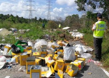 PEGAWAI Jabatan Alam Sekitar Terengganu meninjau dan mengambil sampel bahan buangan berbahaya di kawasan perindustrian Paka di Dungun, baru-baru ini