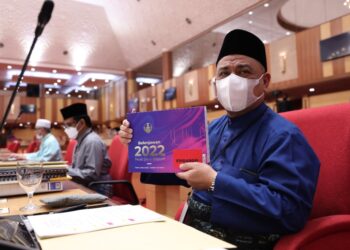 SAARANI Mohamad menunjukkan buku Belanjawan 2022 Negeri Perak sebelum membentangkannya pada sesi sidang Dewan Undangan Negeri di Bangunan Perak Darul Ridzuan di Ipoh hari ini. - IHSAN URUSETIA DEWAN NEGERI PERAK