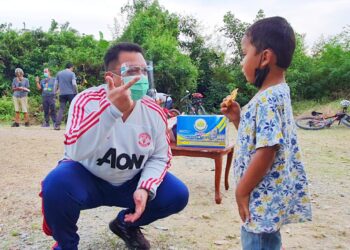 TUANKU SYED FAIZUDDIN PUTRA JAMALULLAIL (kiri) berkenan berinteraksi dengan seorang kanak-kanak selepas berangkat menyerahkan sumbangan agihan zakat Majlis Agama Islam dan Adat Istiadat Melayu Perlis (MAIPs) di rumah Zailudin Bidin, Udoh Kassim dan Norqairil Adzhar di sekitar Kangar dan Kuala Perlis hari ini. - UTUSAN