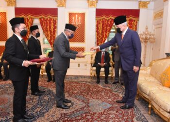 SULTAN Nazrin Muizzuddin Shah menerima serahan zakat perniagaan daripada Pengerusi Jemaah Pengarah Nafas, Datuk Zamri Yaakob di Istana Perak Bukit Changkat Persekutuan di Kuala Lumpur hari ini.