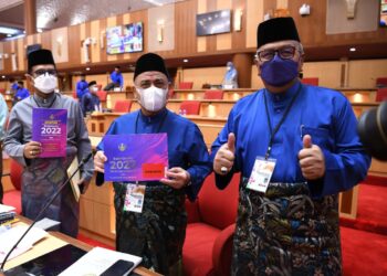 SAARANI Mohamad (tengah) dan exco kerajaan negeri menunjukkan buku Belanjawan 2022 Negeri Perak sebelum membentangkannya pada  sidang Dewan Undangan Negeri di Bangunan Perak Darul Ridzuan di Ipoh hari ini. - IHSAN URUSETIA DEWAN NEGERI PERAK