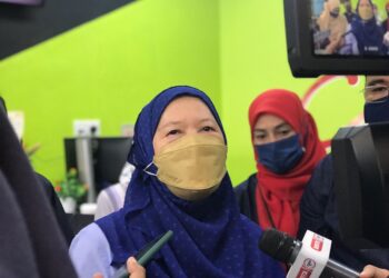 AZIZAH Mohd. Dun ditemui pemberita selepas  program Canggih Go dan pembukaan outlet Canggih Sutera Sdn. Bhd di Ampang Baru di Ipoh hari ini. - UTUSAN/LIYANA RAMLI