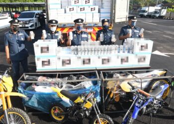SEBAHAGIAN minuman keras dan motosikal mini yang dirampas JKDM Perak dalam serbuan baru-baru ini. - UTUSAN/IHSAN JDKM PERAK