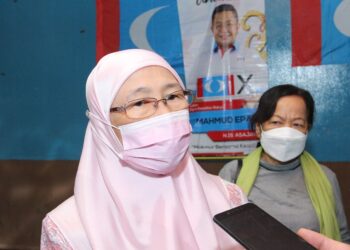 WAN Azizah Wan Ismail ketika ditemui selepas hadir pada sesi jelajah mesra bagi memberi sokongan kepada Mahmud Epah (Asajaya).- UTUSAN/HARITH AUFA