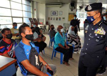 AYOB Khan Mydin Pitchay meninjau kaunter pembayaran saman trafik di Balai Polis Trafik Johor Bahru di sini. - UTUSAN/RAJA JAAFAR ALI