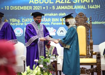 NOOR Syazana Marjuni terpaksa menahan sebak apabila mengambil skrol buat dirinya dan arwah suami yang sepatutnya sama-sama bergraduasi pada Majlis Konvokesyen PSA Ke-22 di Shah Alam, Selangor semalam.