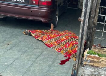 KEADAAN mayat mangsa yang terbaring di hadapan rumahnya di Kampung Idaman, Pandamaran, Selangor hari ini.