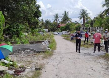 LOKASI kejadiuan seorang lelaki warga Indonesia yang bekerja sebagai tukang rumah maut selepas digilis jentolak  di sebuah premis perniagaan di Kilometer 29, Jalan Kuala Pilah-Simpang Pertang, Jempol, tengah hari tadi. - GAMBAR/IHSAN POLIS