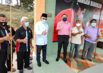 RAIS Yatim (tiga dari kiri) dan Loke Siew Fook selepas merasmikan Laman Budaya Kampung Chennah dekat Titi, Jelebu hari ini. - UTUSAN/BADRUL HAFIZAN MAT ISA