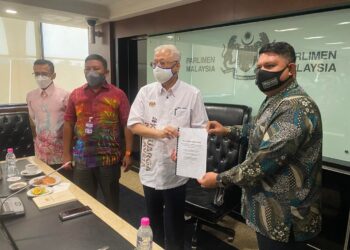 FAHAMI Ashrof Badaruddin menyerahkan memorandum G20 MBM kepada Perdana Menteri di Parlimen semalam. – Foto ihsan MBM